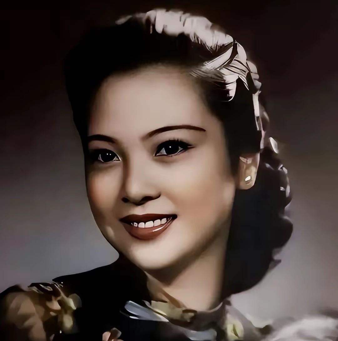 1938年，41岁戴笠借口加班，把秘书余淑衡，带到了卧房。戴笠递给她一杯咖啡：“