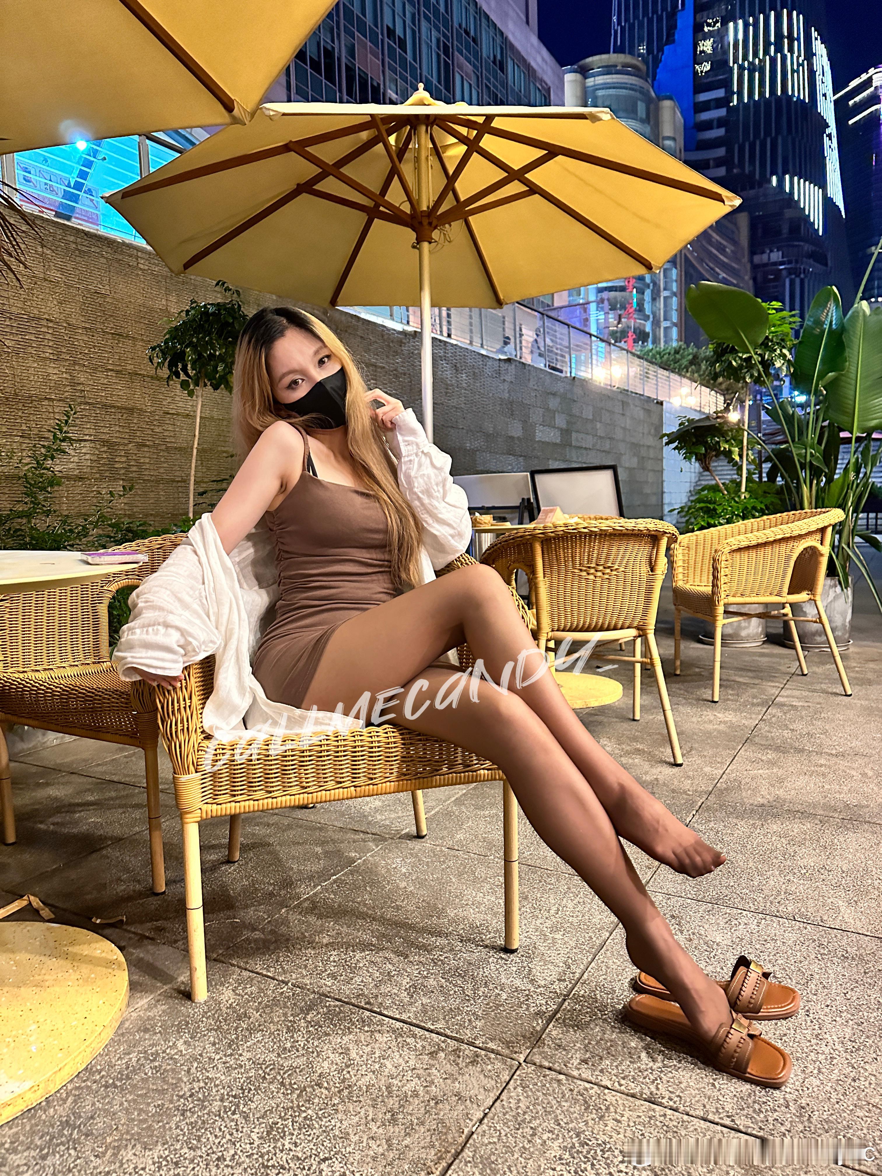 是怎样丝滑的咖啡在身上染了色～夏日穿搭街拍涞觅润丝​​​