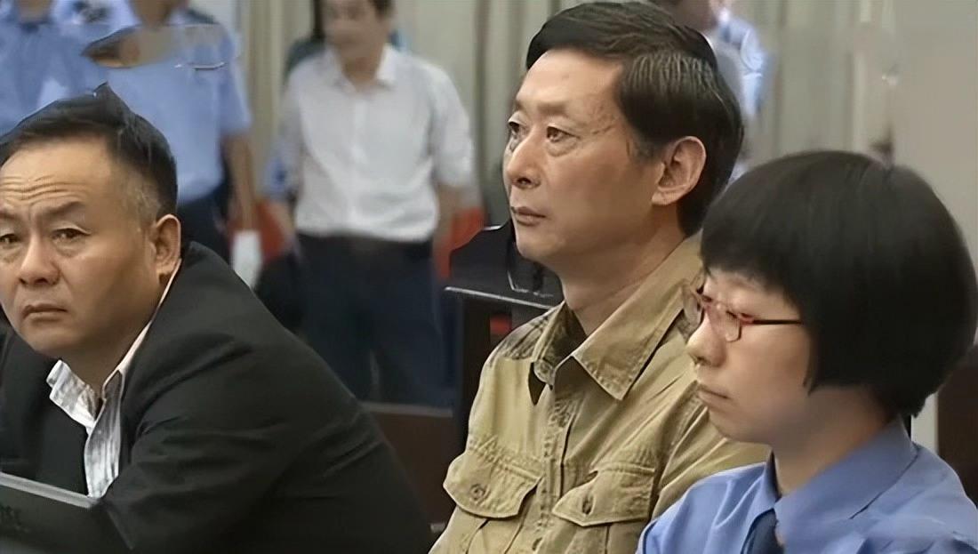 于英生案翻过来那天，法庭没敲锤，光是念完新证据就安静了。当年没比对的指纹，后来