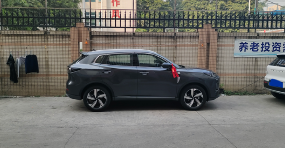 终于提车了，感觉这车不错人生第一次购车，从深圳开长安第三代CS55PLUS尊