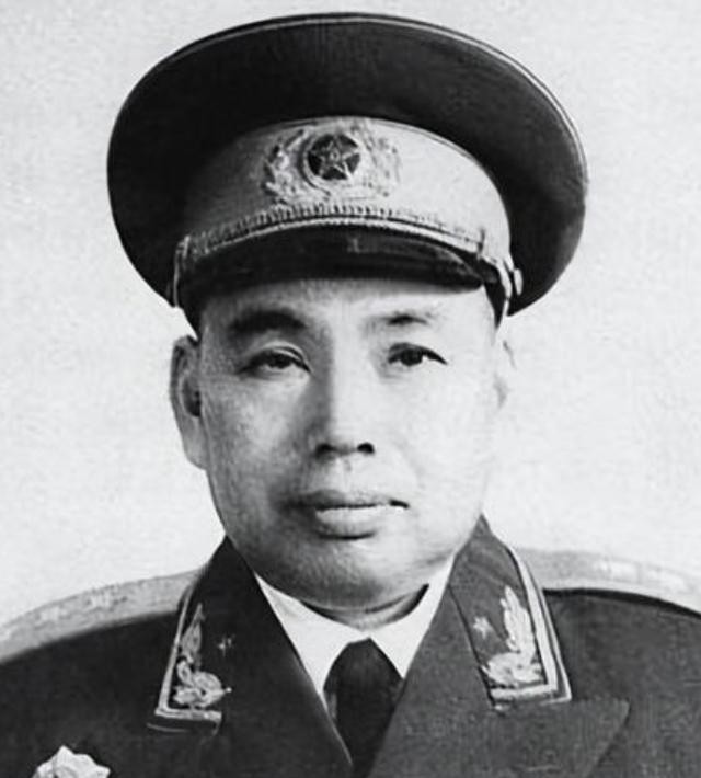 1969年中共九大会间休息时间，许世友怯生生地走到毛主席身边，寒暄了几句。毛主席