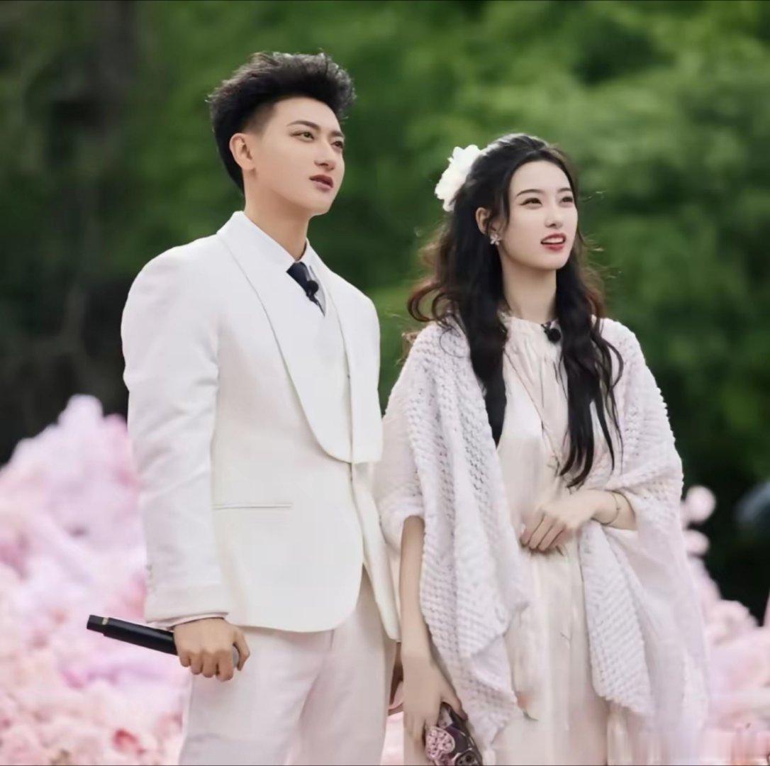 原来一切有迹可循，24年黄子韬求婚的时候，徐艺洋就穿了一个很宽松，遮肚子的裙子，