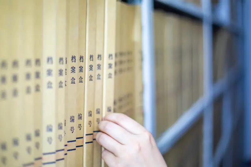 职场遇到领导打压？抢功劳、穿小鞋、边缘化…别忍别慌！这3个实用招帮你稳稳自保，