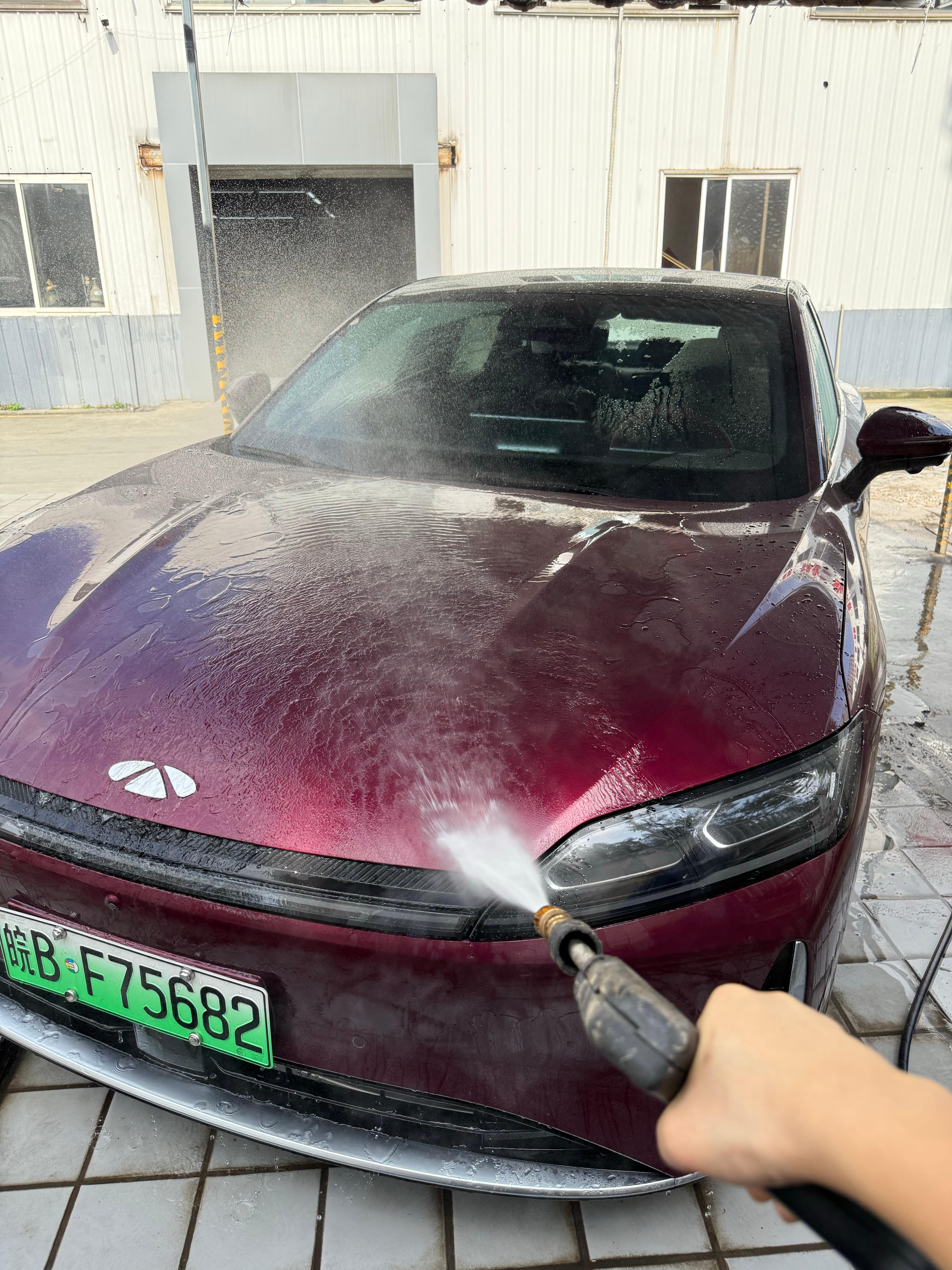 不会洗车的媒体不是好媒体到奇瑞风云店拿风云A9L发现车很脏怎么办？当然自己洗呀