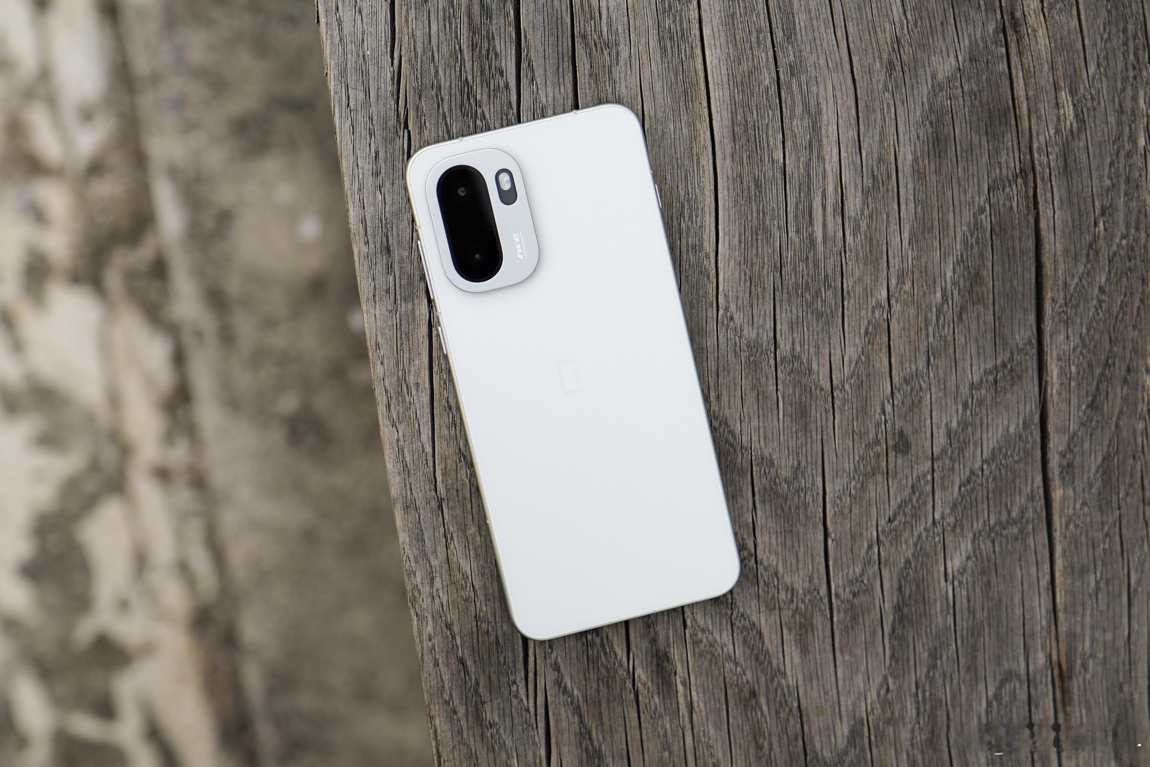 一加Ace6像什么呢？我觉得好像就是小一加15。两者之间很多地方都相当相似，比