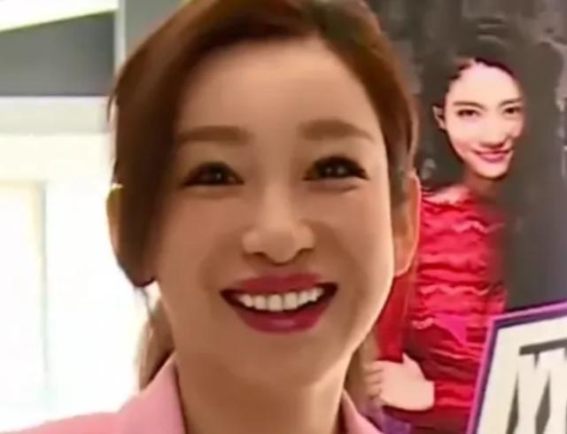 2019年有一次，秦海璐和男演员拍吻戏，导演喊“停”之后，男演员一直抱着秦海璐不