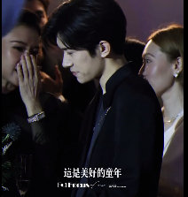 #易烊千玺完全是贵公子##易烊千玺章子怡活动晚宴热聊#易烊千玺章子怡活动晚宴热聊,完全是贵公子!电影