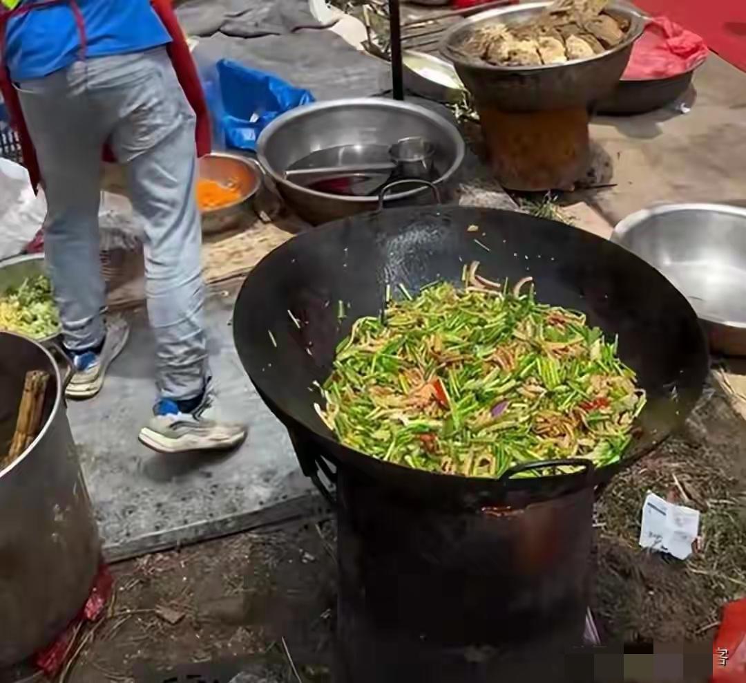 广西农村办丧事没人帮？正午开不了席，路边搭灶凑活，这人情淡得让人心寒！在外