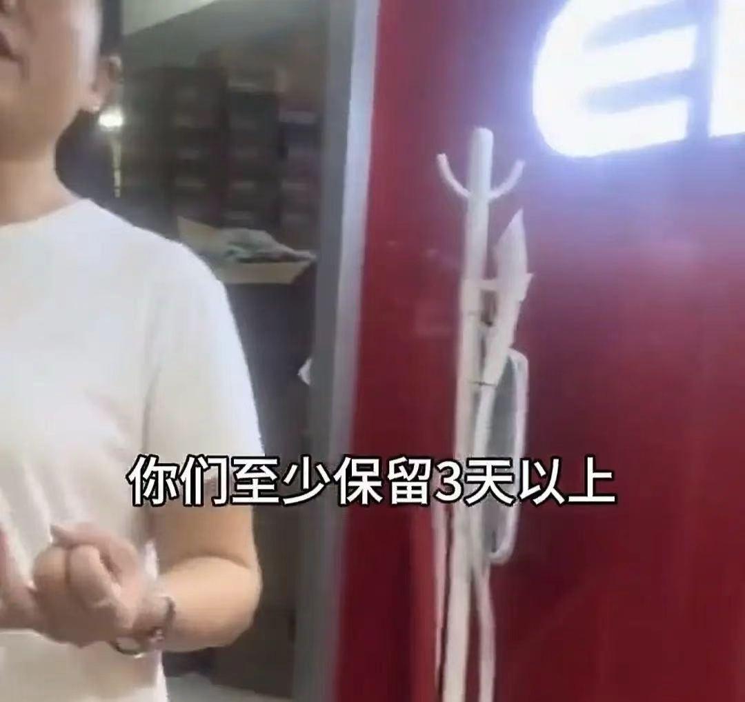 女子挑好新衣服，付完钱直接当场换上，把身上脱下来的旧衣服随手放在试衣间，转身就离