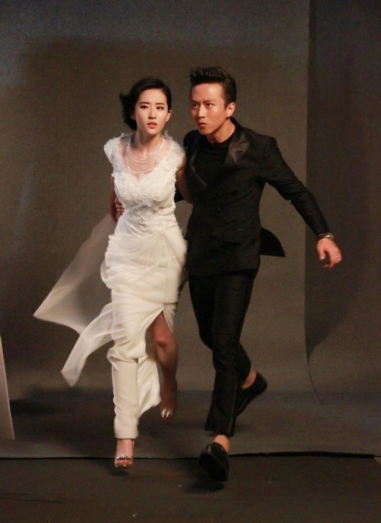合理怀疑刘亦菲是不是有什么把柄在邓超手里，神仙姐姐怎么会同意拍这种照片