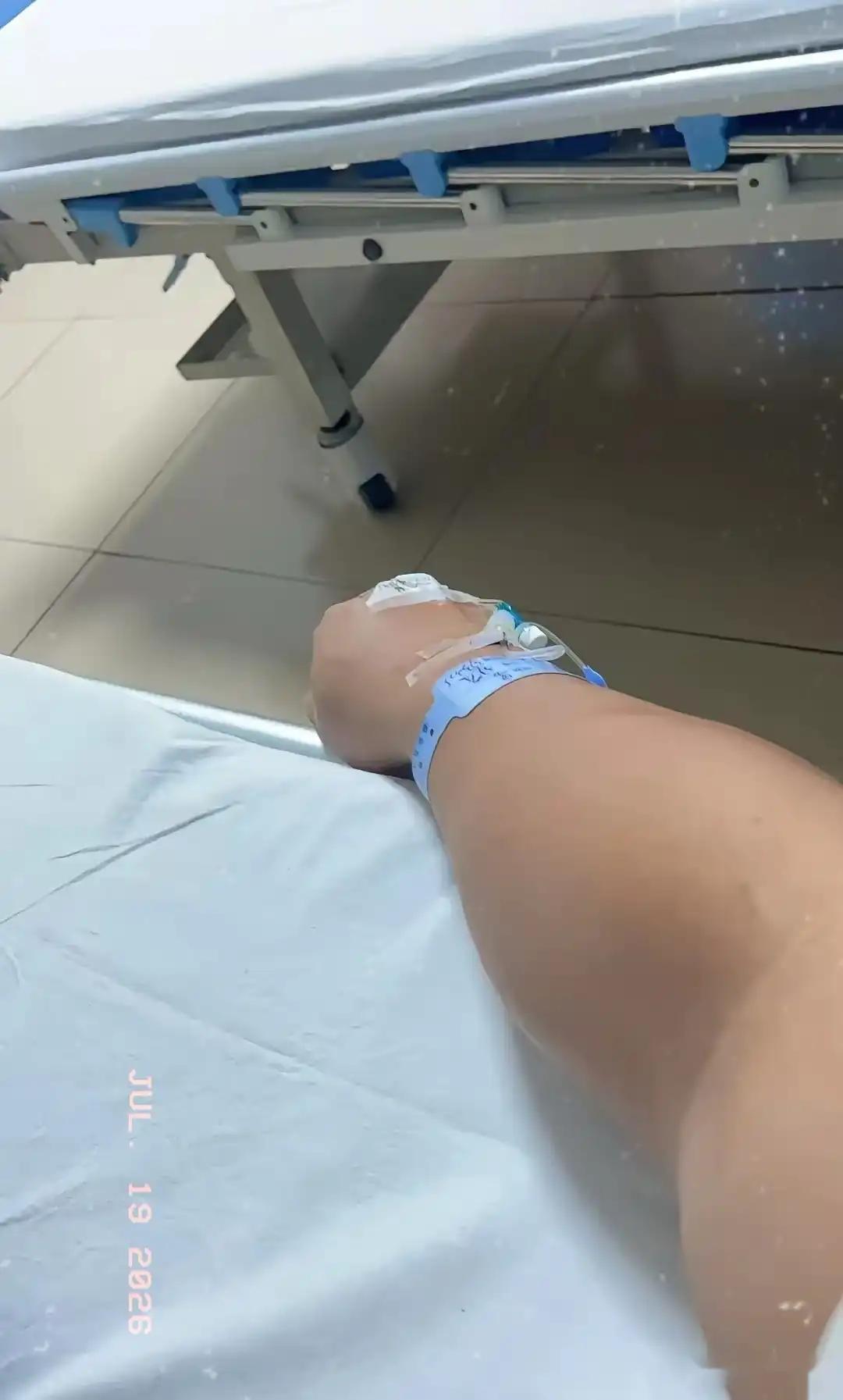 刚听闻身边一位同事突然离世，心里久久不能平静，胸口闷得难受，手一直控制不住发抖。