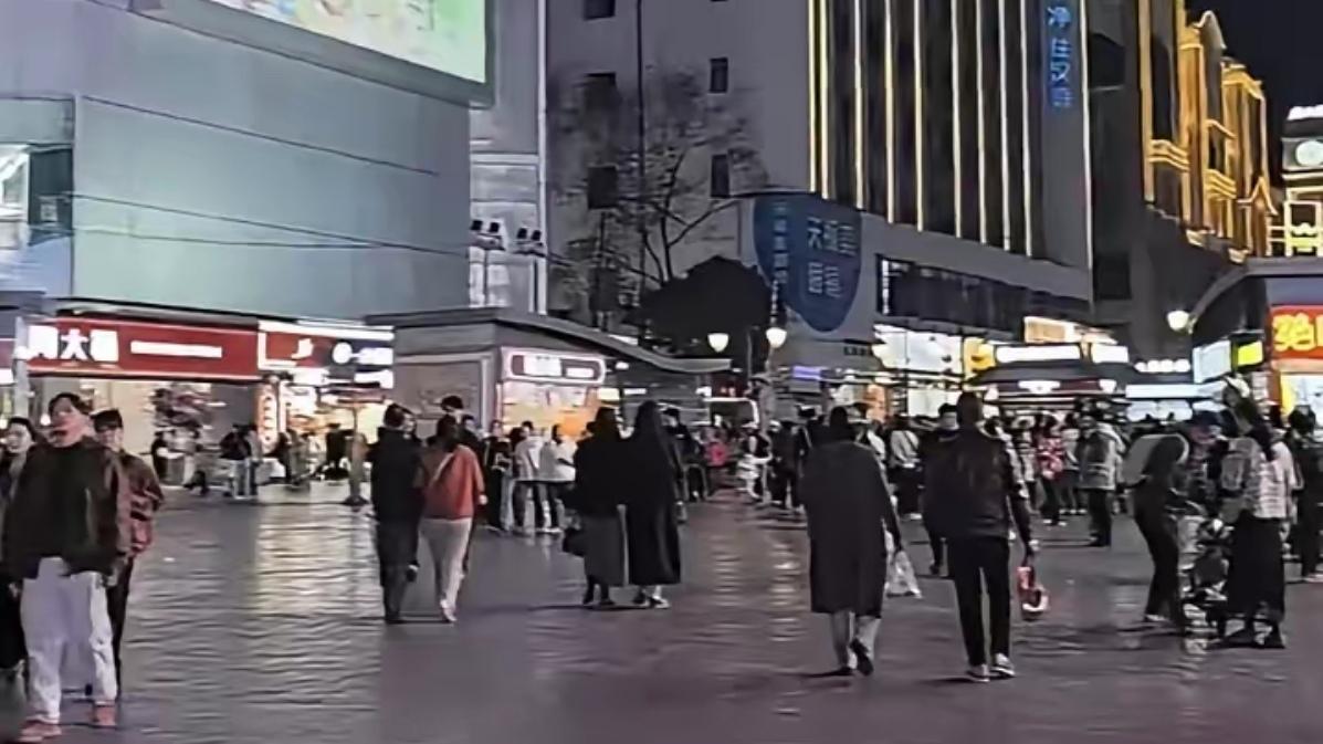 🔥大年初三夜昆明南屏街，这才是过年该有的样子！大年初三夜晚，昆明南屏街