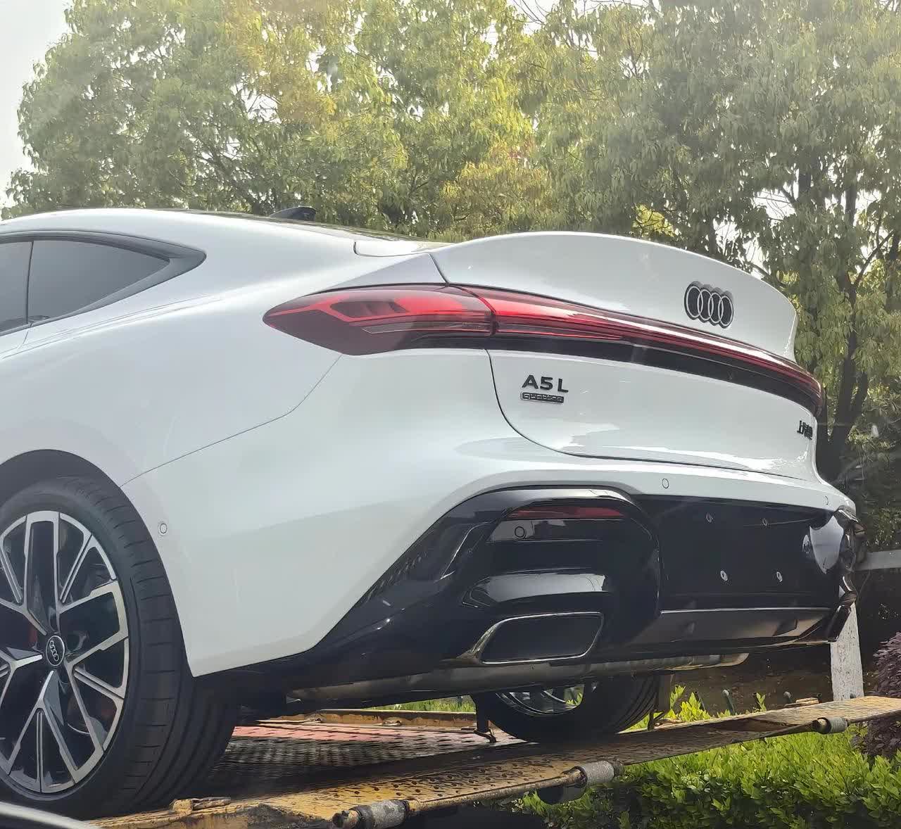 路边偶遇奥迪A5L实车😯。好像是白外红内带HUAWEI智驾版本哦