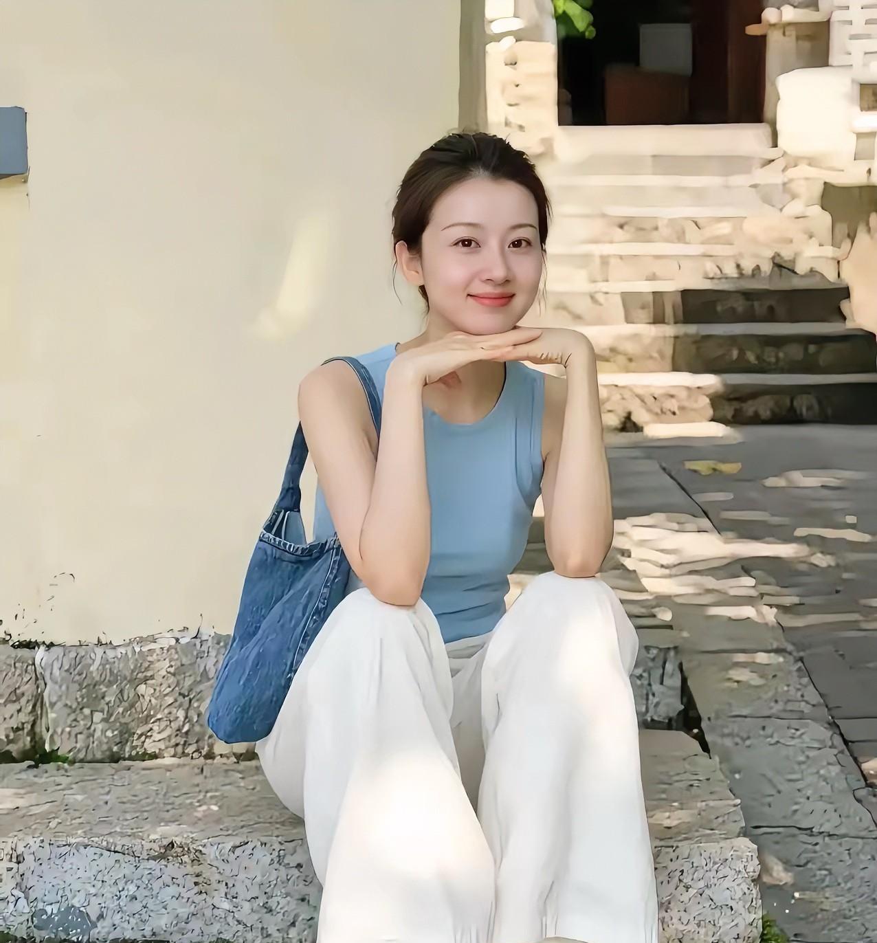 静坐石阶上，笑看红尘事。