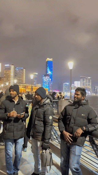 一群印度人来中国上海旅游。他们想亲眼看看这个中国南方最大的城市究竟是有多么贫穷