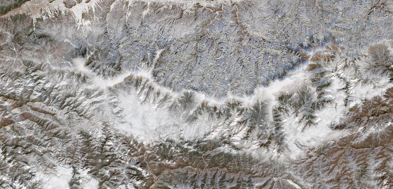 这个地方想必大部分人都认识，没错，这就是“鳌太线”，它是纵贯秦岭鳌山与太白山之间