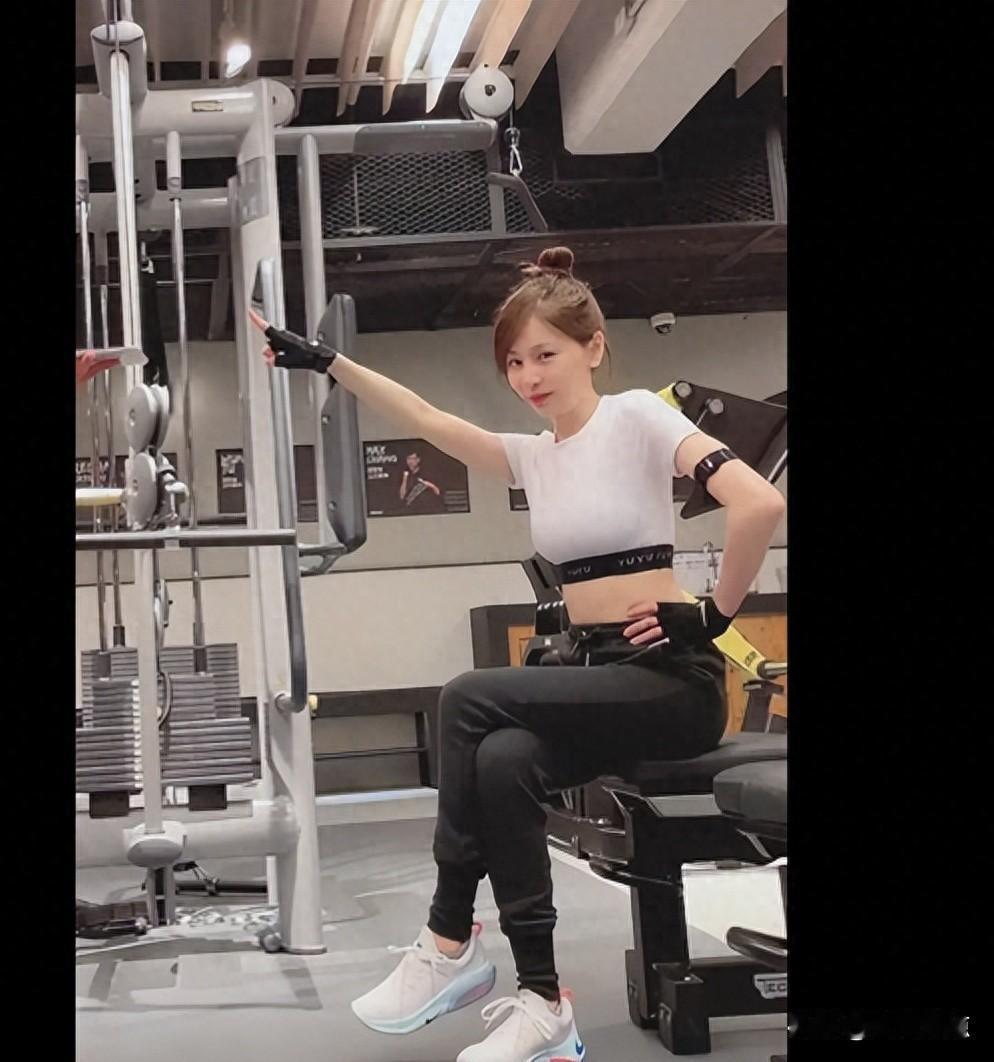 43岁的王心凌，硬拉40公斤还跳得动舞，她到底怎么活的？今天刷到一条新闻说她4