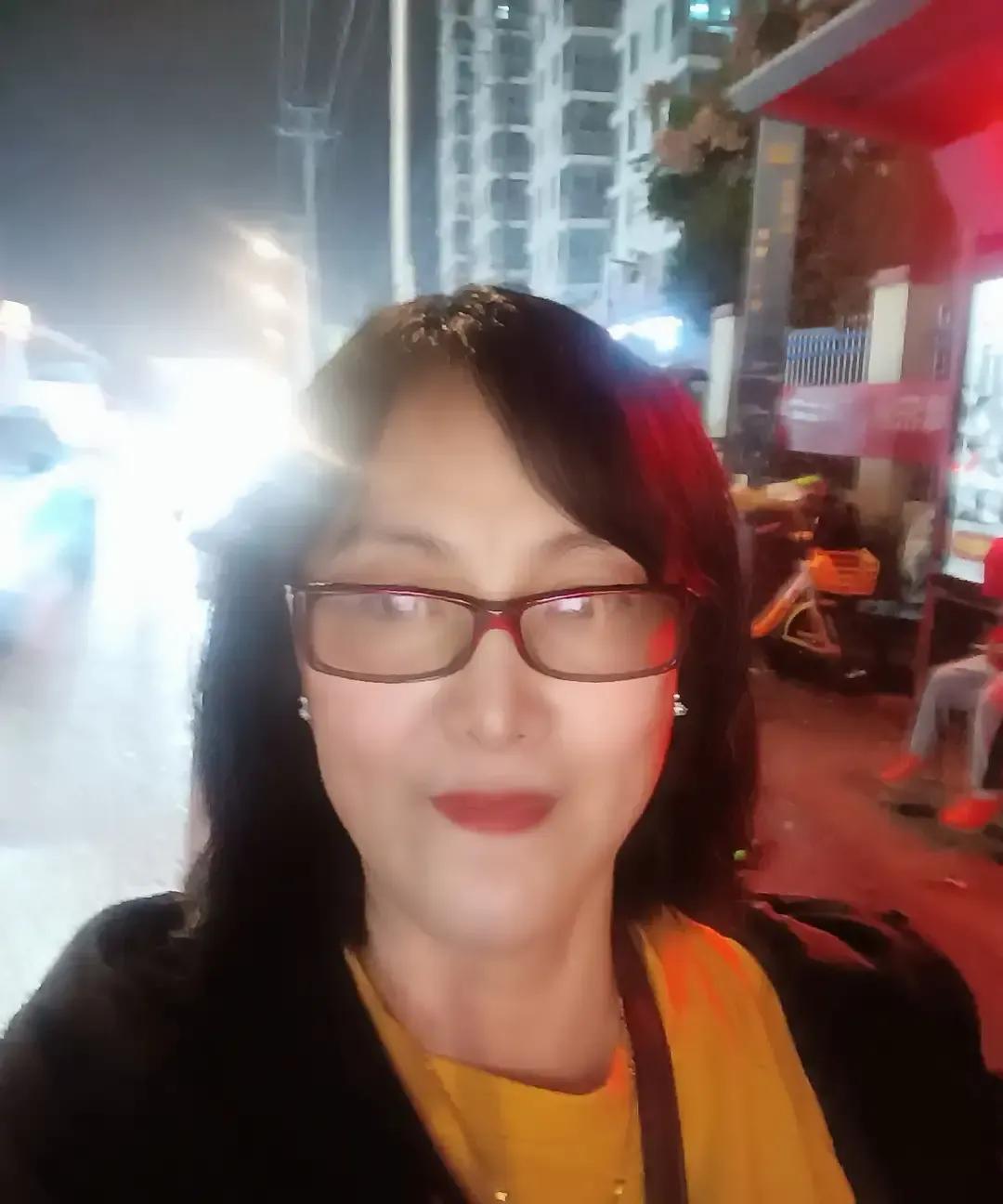 老板娘十年宾馆租约到期，想十万块把店盘出去，先找我，我摇头，她又求我拉同行，我把