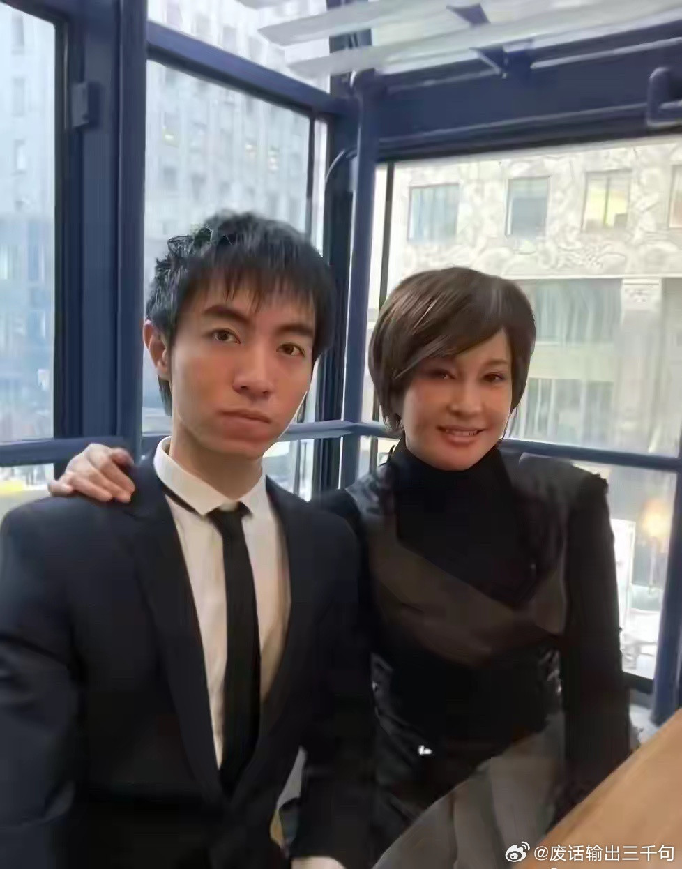 说白了，肢体语言是骗不了人的，不信你看刘晓庆和他外甥的合照就知道了。虽然两个人看