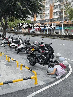 看她搬石头的姿势，重心在哪里？如果是真的石头，根本人就站不住，石墩子的颜色都不一