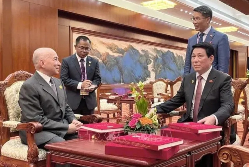 从坐姿看亲疏高下！梁强会见普京和西哈莫尼时的两个状态。梁强会见普京时，坐姿挺拔，