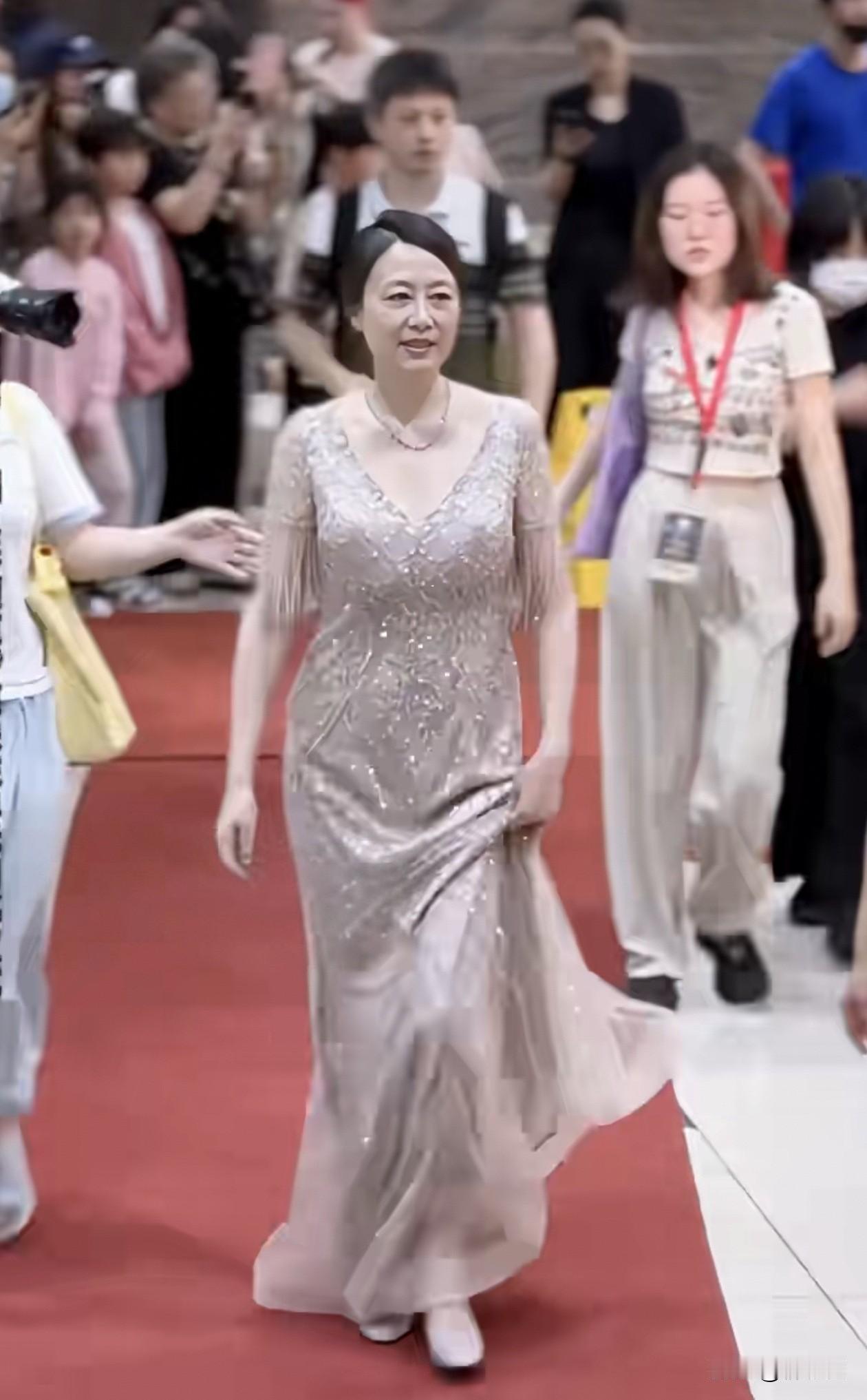 61岁著名演员吴玉芳依旧能够美到风情万种，风韵犹存，端庄优雅。身着银色亮片长