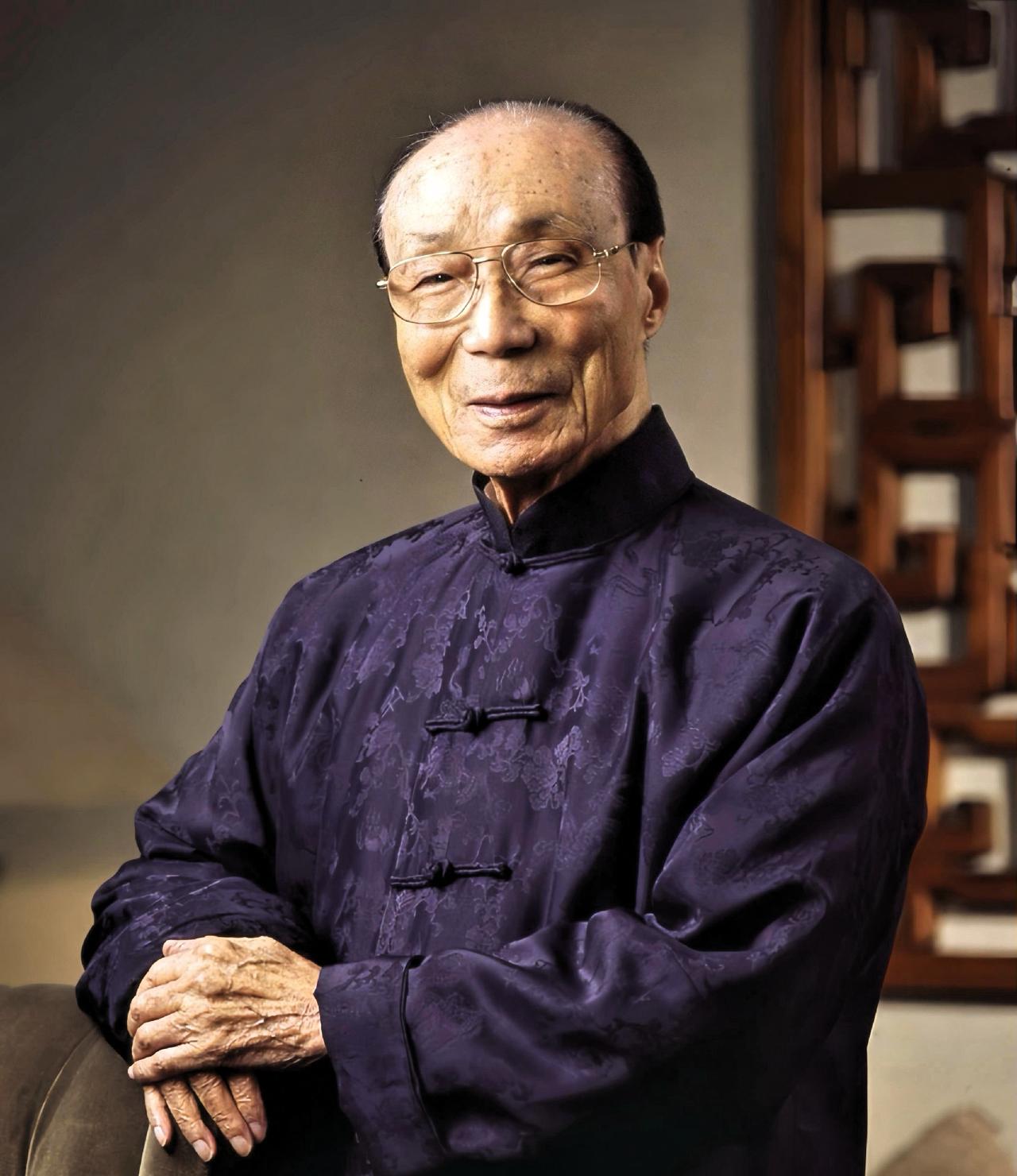 工作至103岁才退休的邵逸夫，最终以107岁高龄安然辞世，离世前依旧耳聪目明。他