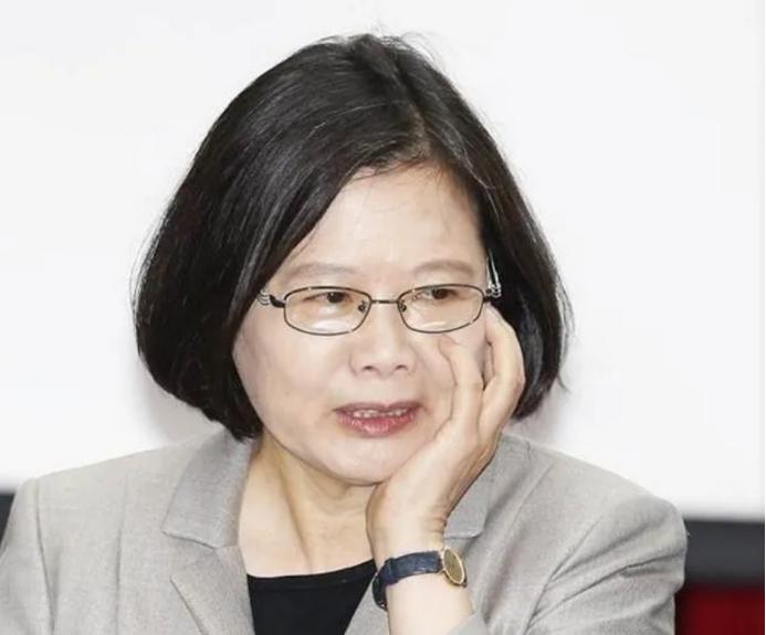 近日，民进党在蔡英文出手整合，令部分蓝营支持者感到忧心；针对蓝绿白的版图变化，台