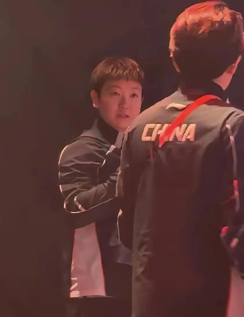 明明已经穿好准备好的球衣，却因为撞色被临时要求更换，按常理来说，世界排名第一本应