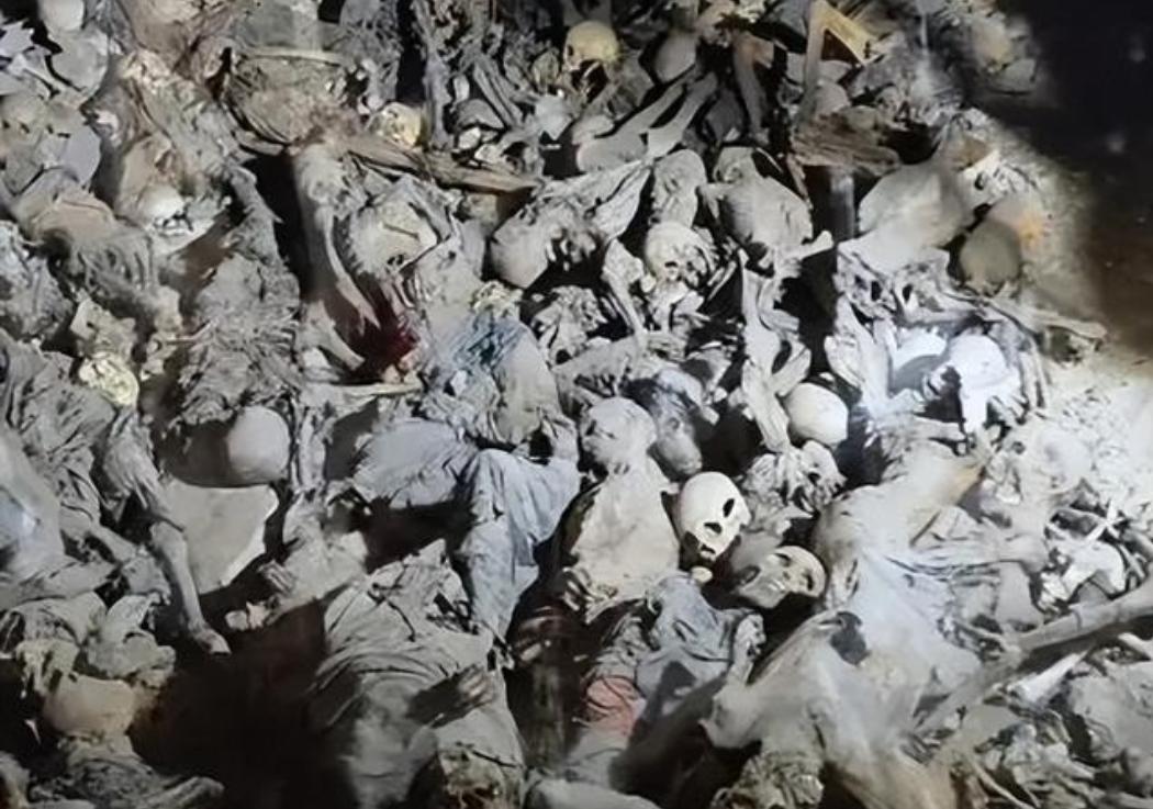 太行山悬崖发现白骨，腰带夹层藏着党员证，身份揭开全场泪崩25具遗骸，散落在太行山