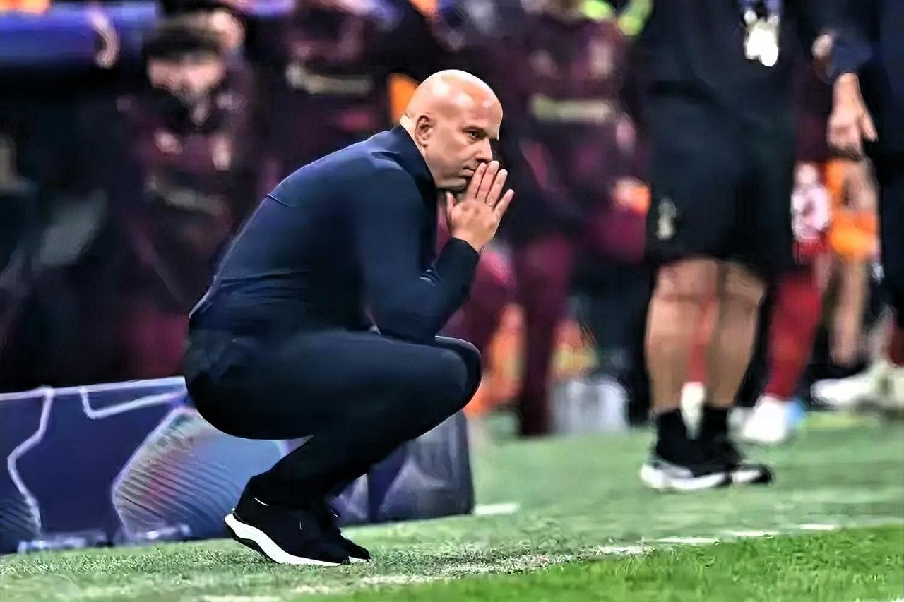 ：1. 战术转型彻底失败：主教练斯洛特放弃克洛普时期成功的高位逼抢体系，强