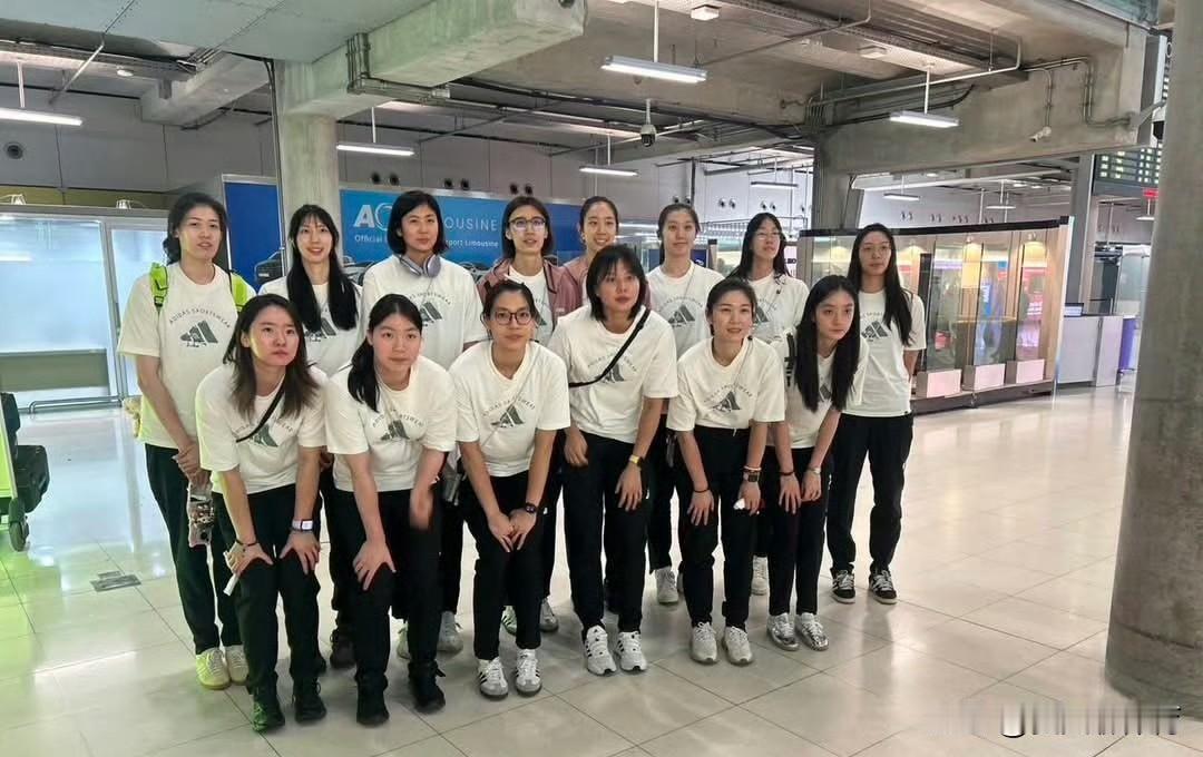 中国女排安全抵达泰国🇹🇭经历了8个小时的长途跋涉，14名队员还有教练组算是平