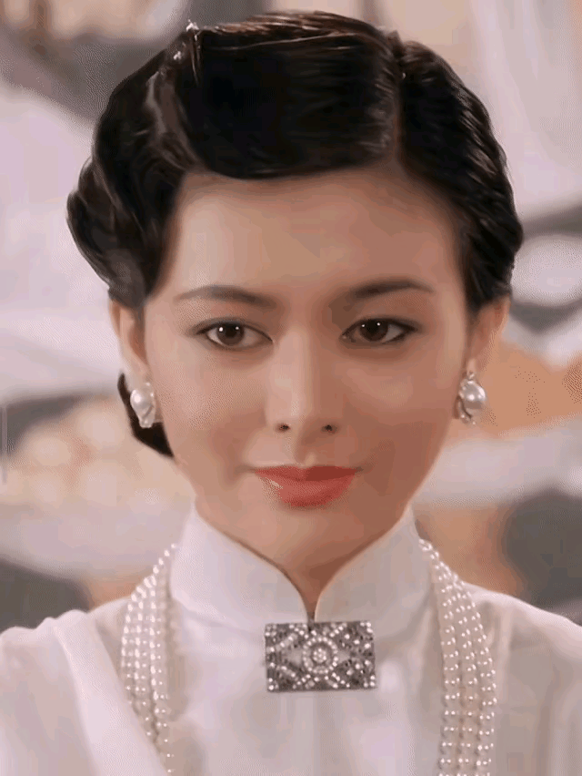 美女不止五官，还要看整体气质身材，李嘉欣早期在美女如云各具特色的港圈就是不那么出