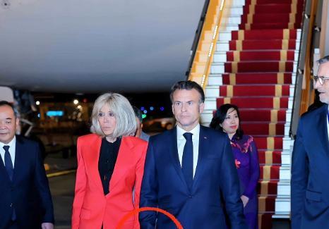 法国第一夫人把马克龙给打了？多家外媒在报道中称，法国总统马克龙携夫人布丽吉特访问