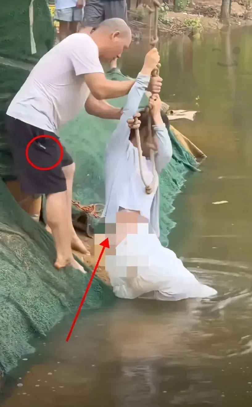 女孩落水被一男子救起。但是在救人的过程中，由于路边非常的湿滑，男子不小心拽掉了女