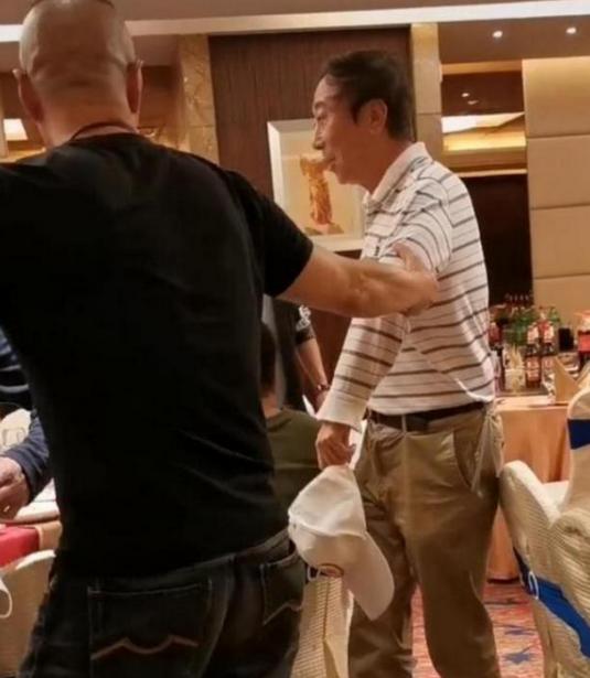 2004年，戴志诚跟杨蕾离婚，娶了师婶。十年后，两人再次相遇，只见戴志诚热情的想