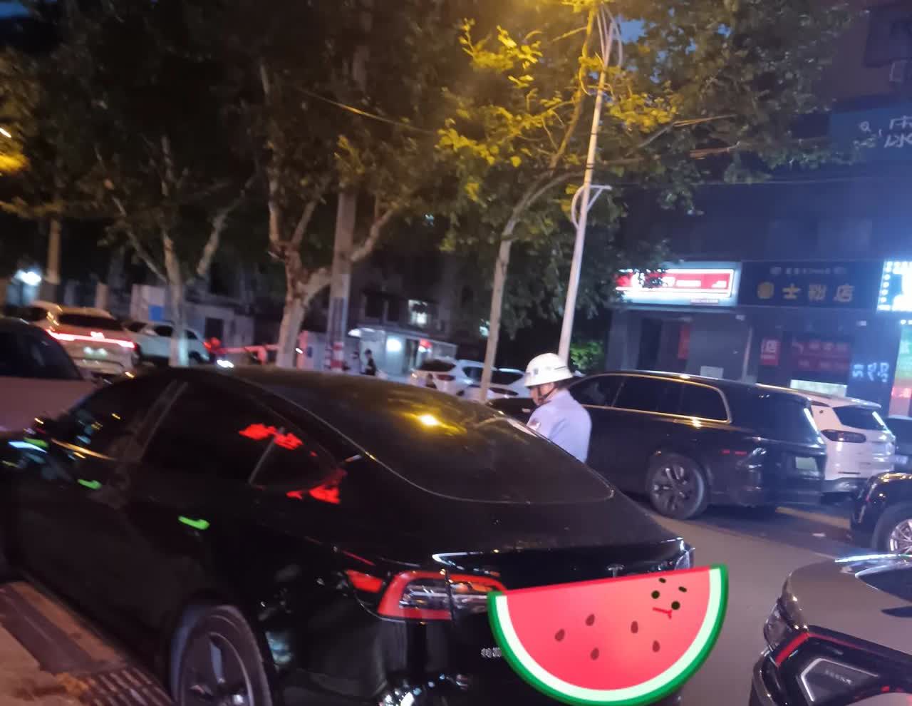 吃喝仿若流水般自在随性有饭菜、有热汤用以招待客人。客家人重情重义。客