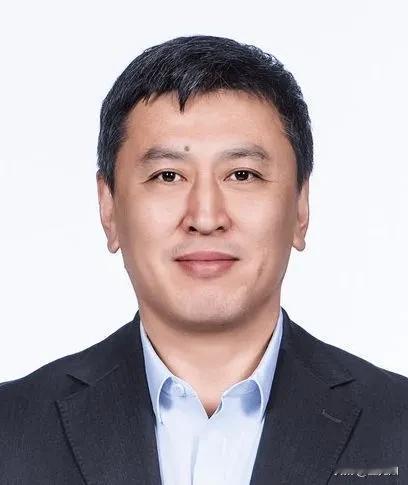 先不论王世龙的执教能力怎么样，王世龙布置防小后卫是真有一手。本赛季的姜伟泽，三分