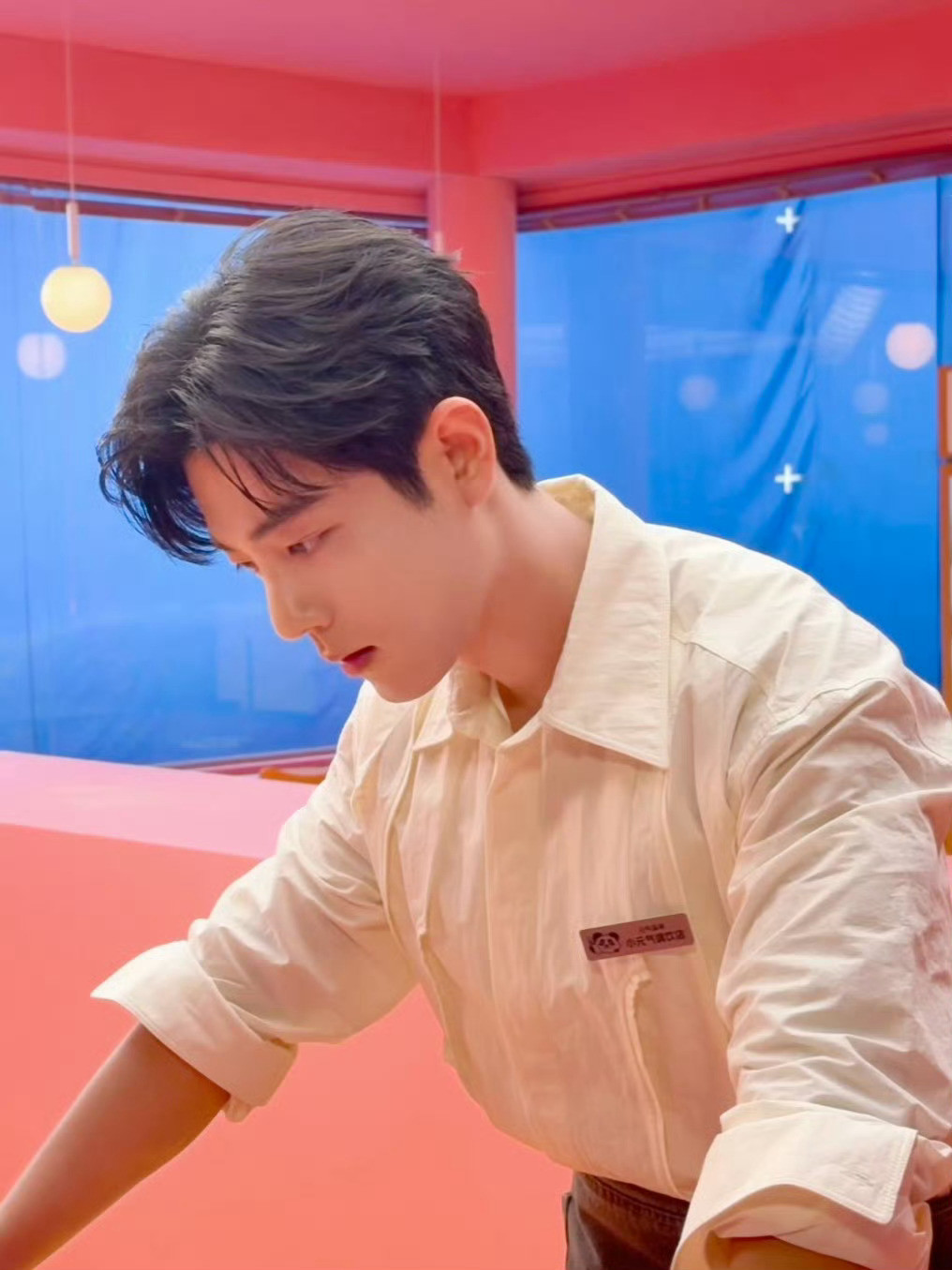 是超帅气的元气主理人肖战啊，这个笑容我超爱！太治愈了