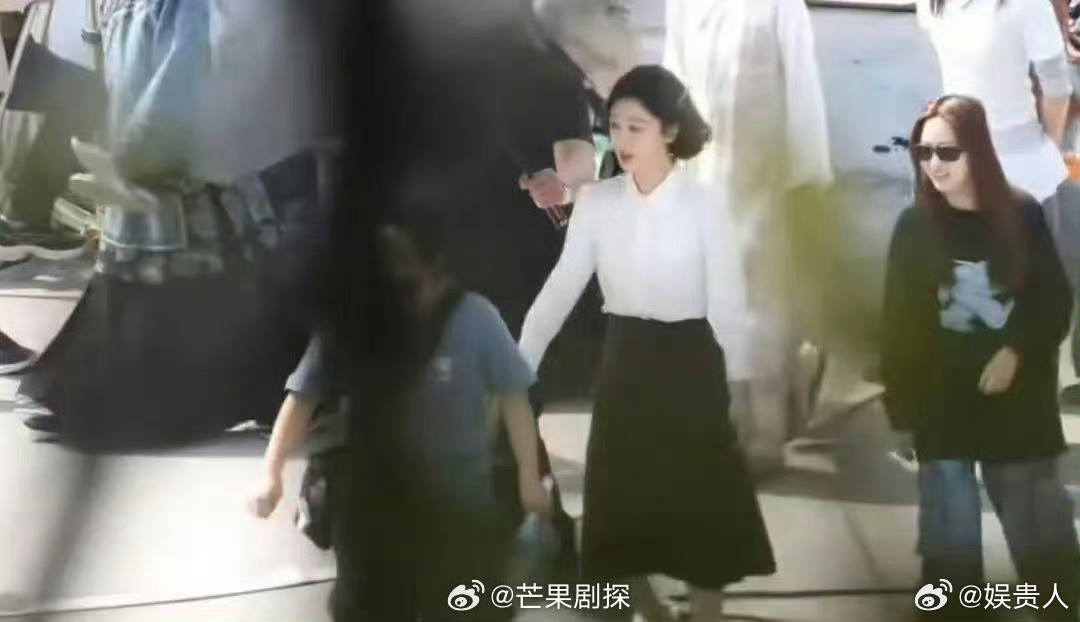 杨紫纺织女工造型路透杨紫董竹君一天两套妆造反差太强了，纺织女工的“下里巴人”，
