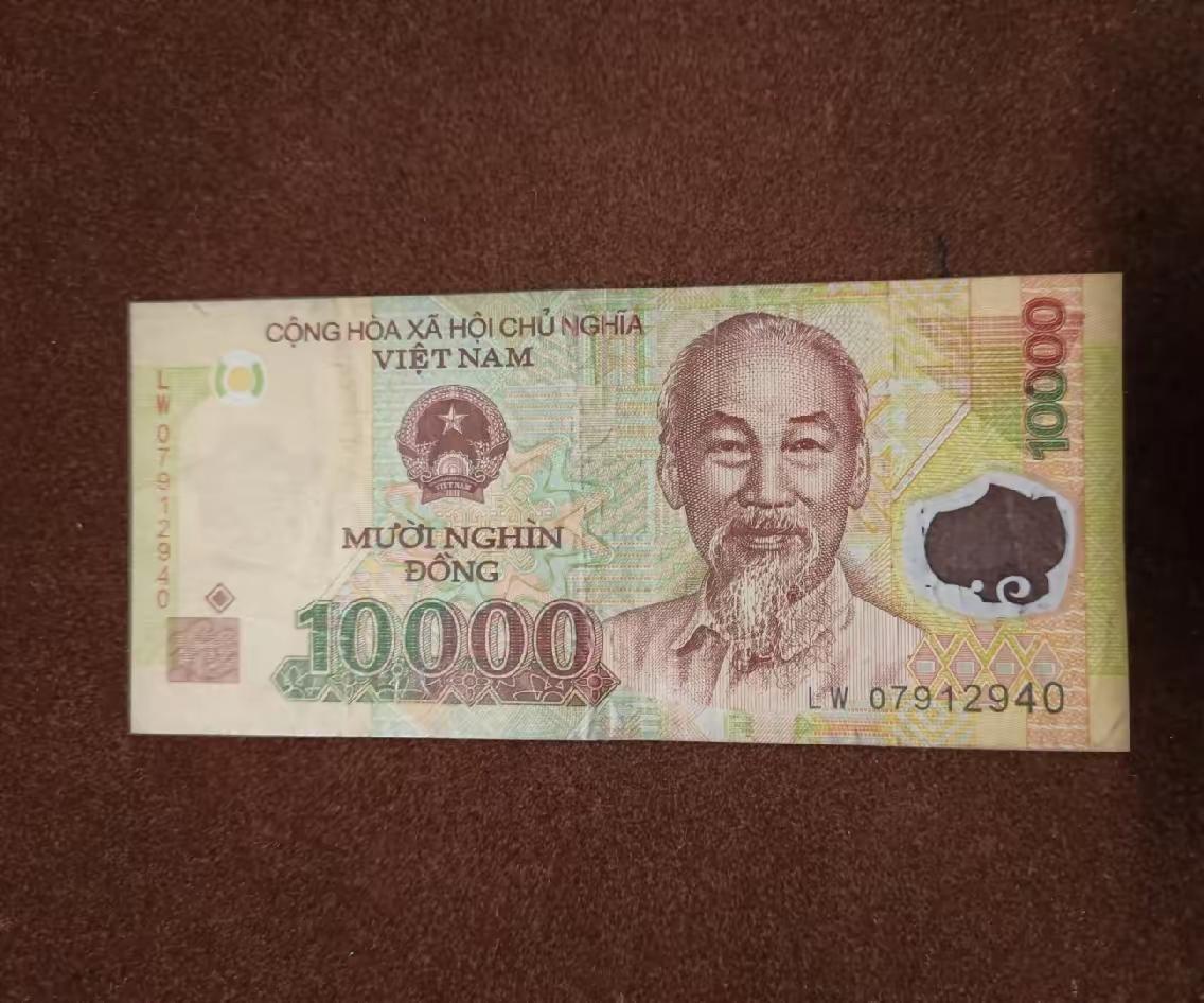 今天帮人搬家，忙活大半天，结账拿了480块钱。挪开电视柜清扫时，在角落里翻出