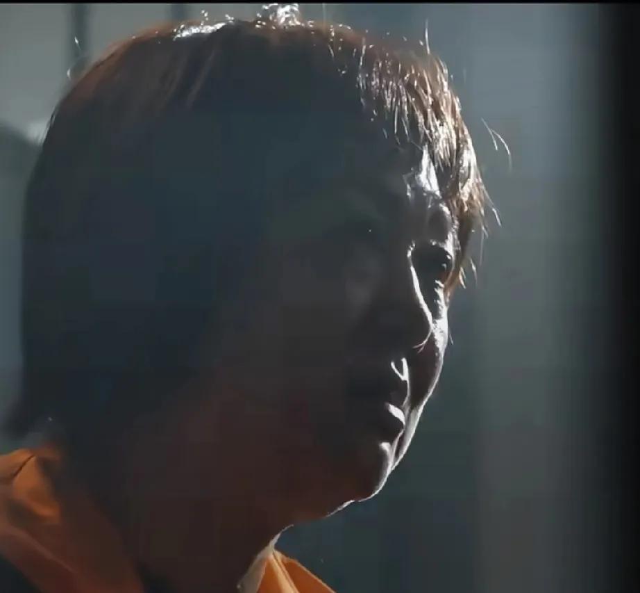 《利剑玫瑰》人贩子红姨被逮捕，变态人贩子收藏被拐孩子的衣服，每拐一个孩子就买一件