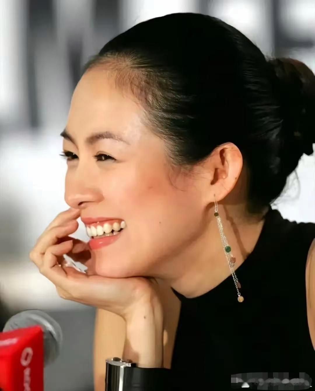 章子怡手腕上戴的手链是"刀片"吗，好奇特
