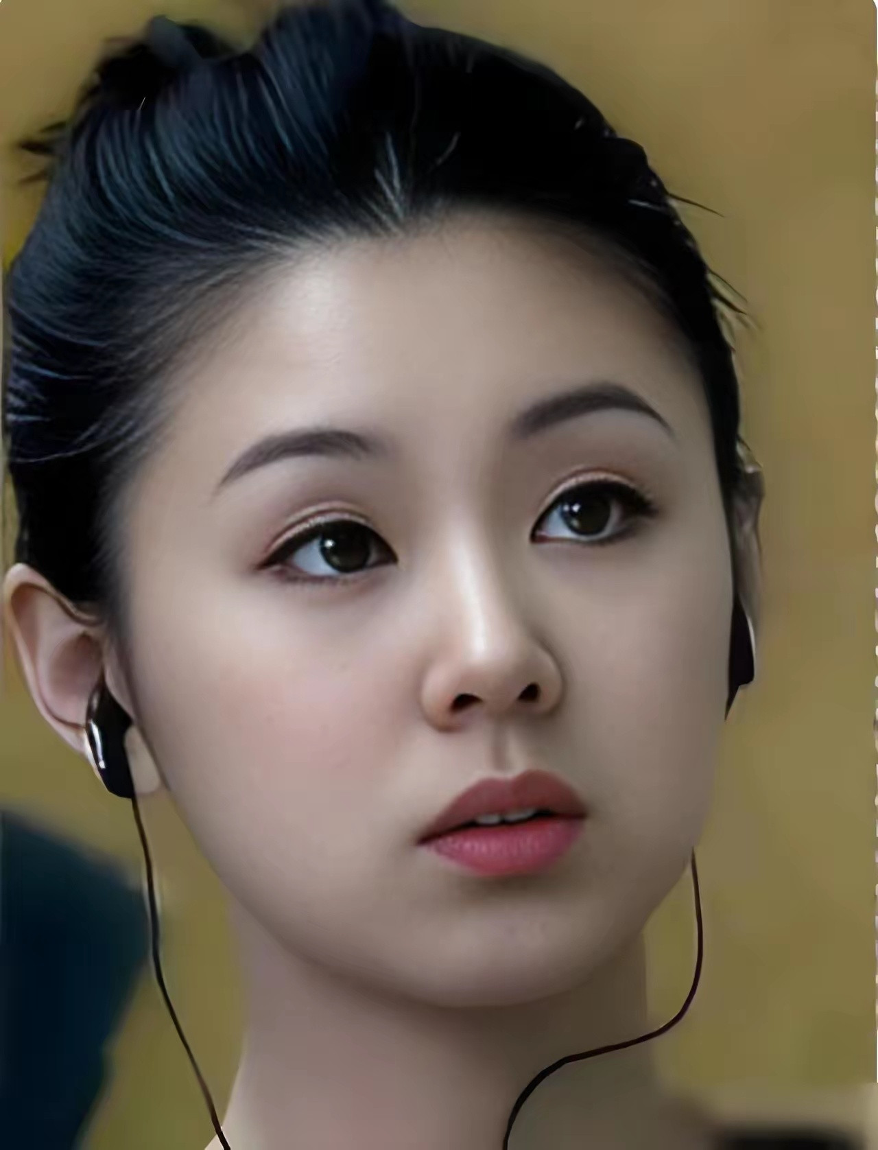 别再羡慕李小萌嫁了个好演员了，你根本没看懂。人家开600万的劳斯莱斯，住的是东四