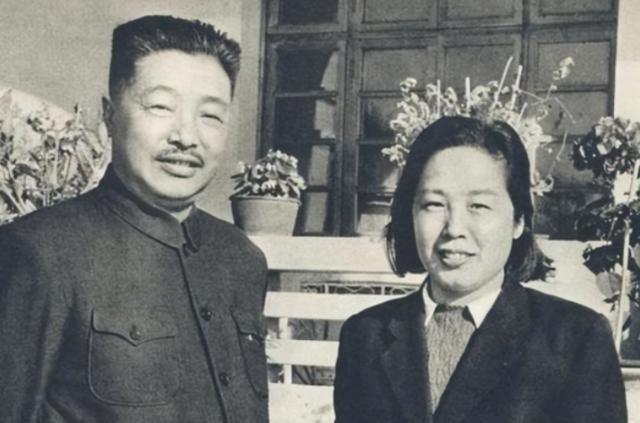1942年，贺龙娶了比他小20岁的女学生，毛主席瞅了瞅，打趣说了一句！1942