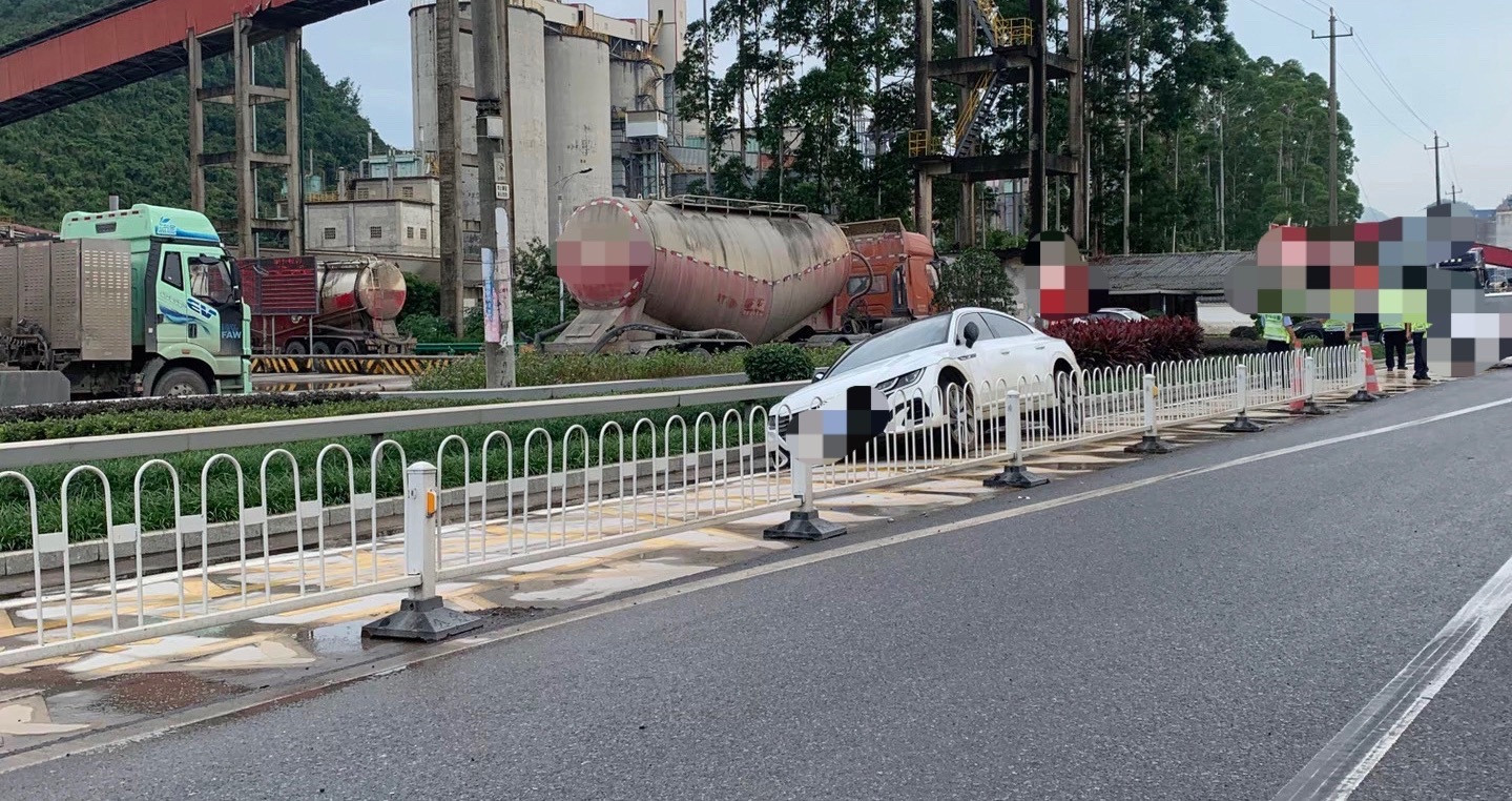 近日，粤T小车开卡在玉林一水泥厂路段路边沟，旁边有一名男子，难道是驾驶员？玉林