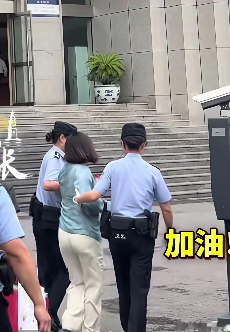 王暖暖被搀扶着走进法院，庭审中，几度崩溃，哭肿了眼。​罪犯俞晓冬应该庆幸他是在泰