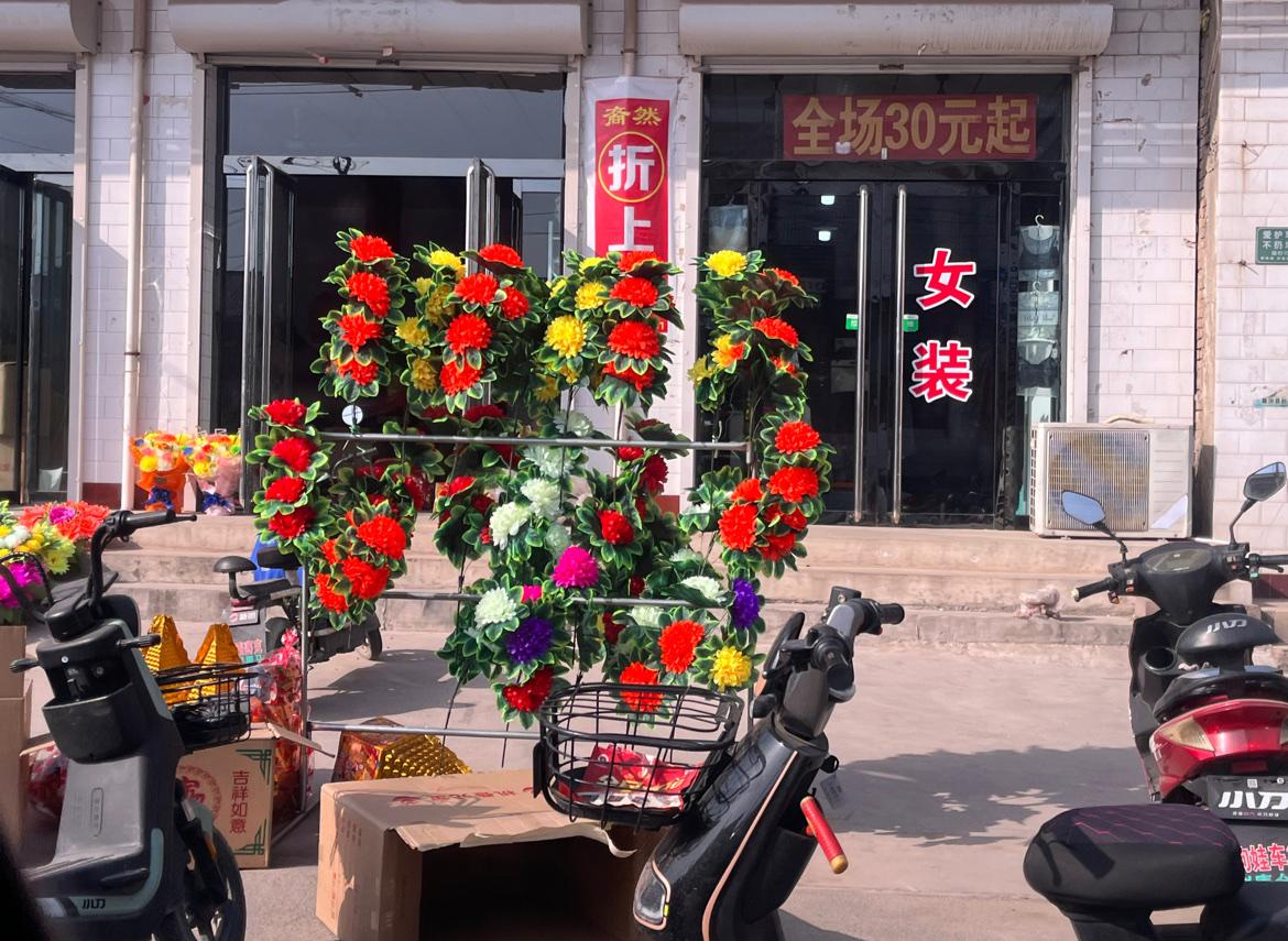 马上清明节了，农村到处是卖纸票、金元宝等祭祀用品的小摊位。清明祭祖在农村是很