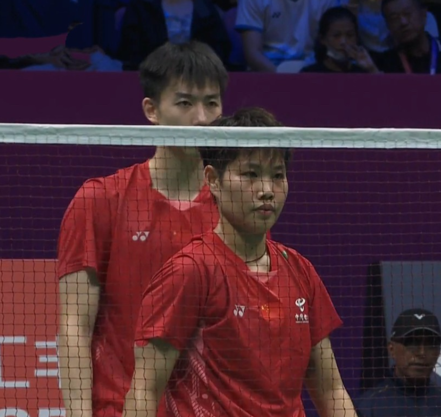冯彦哲/黄东萍拿下首场，同时保持与对手的四连胜。国羽大比分1：0领先。