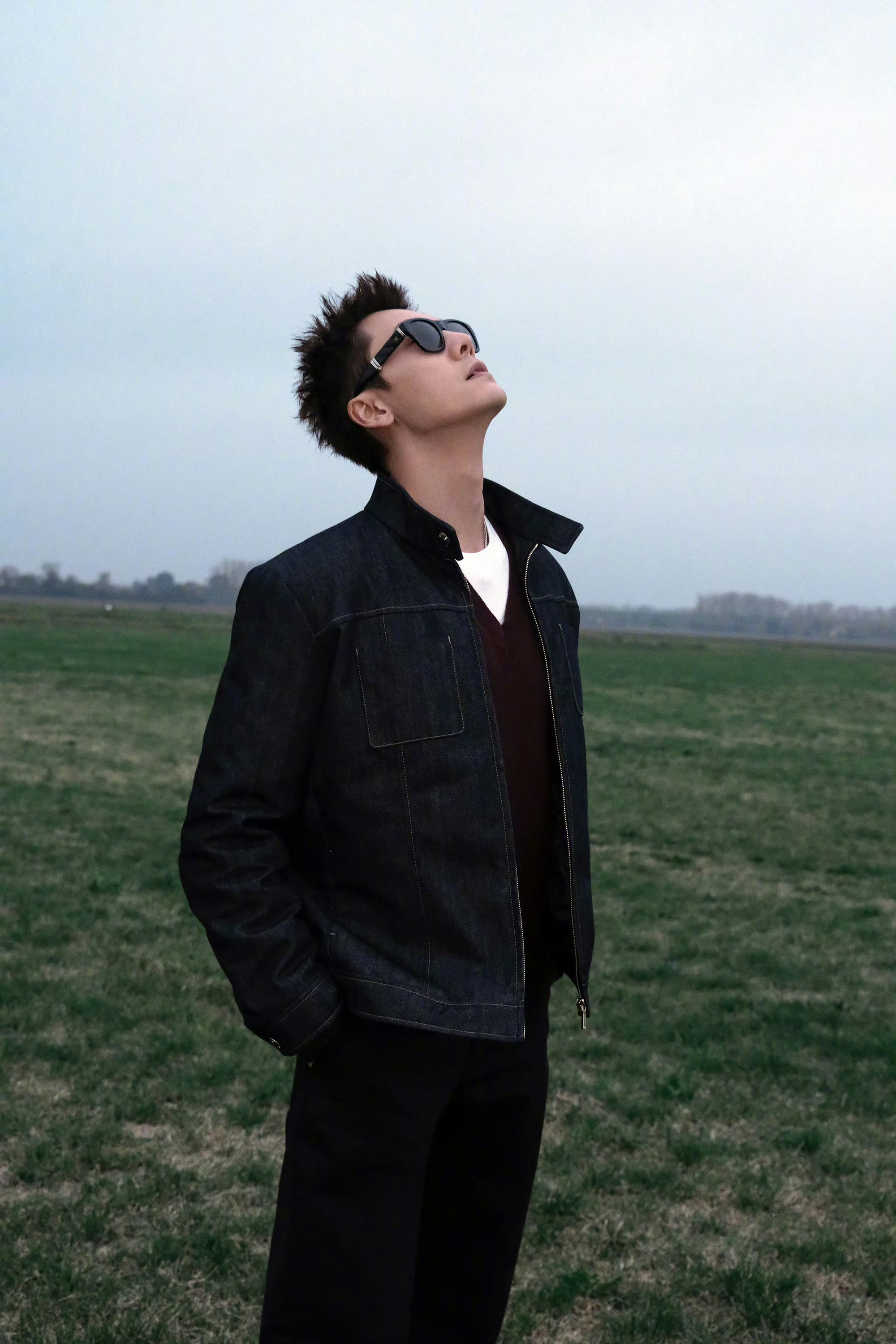 出门在外拍照最重要陈伟霆看看自拍享受此时此刻